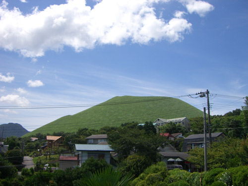 シャボテン公園別荘地の一部景色・大室山を望む